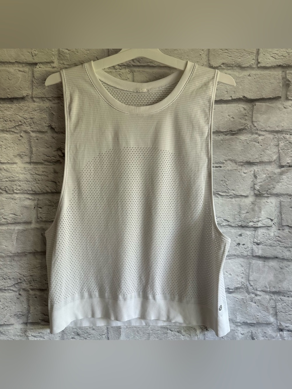 PREOWNED LULULEMON BREEZE BY WOMENS WHITE PERFORATED MUSCLE TANK TOP MEDIUM